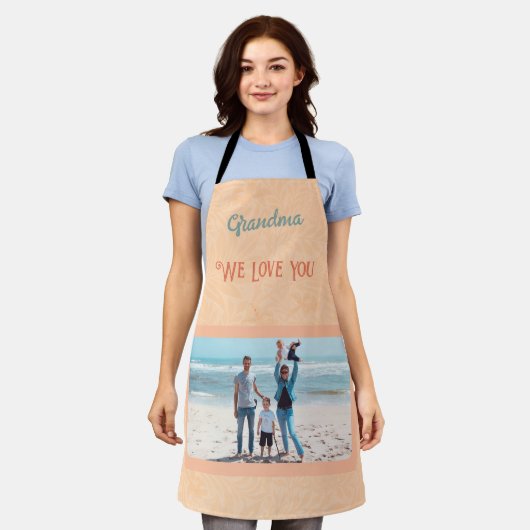 シックパーソナライズされたフォト文字おばあちゃんギフトオレンジ エプロン (着用した状態)