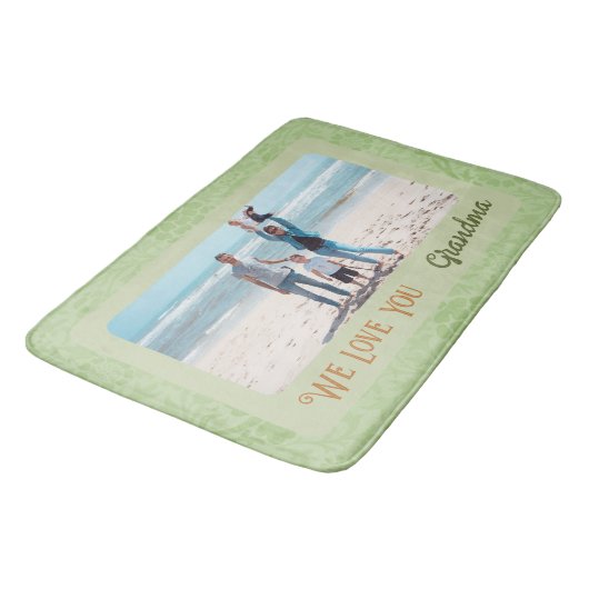 シックパーソナライズされたフォト文字おばあちゃんギフトグリーン バスマット (アングル)