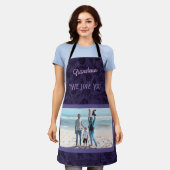 シックパーソナライズされたフォト文字おばあちゃんギフトバイオレット エプロン (着用した状態)