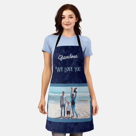 シックパーソナライズされたフォト文字おばあちゃんギフトブルー エプロン (着用した状態)