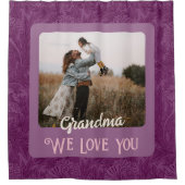 シックパーソナライズされたフォト文字おばあちゃんギフトレッド シャワーカーテン (正面)