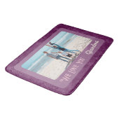 シックパーソナライズされたフォト文字おばあちゃんギフトレッド バスマット (アングル)