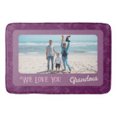 シックパーソナライズされたフォト文字おばあちゃんギフトレッド バスマット (正面)