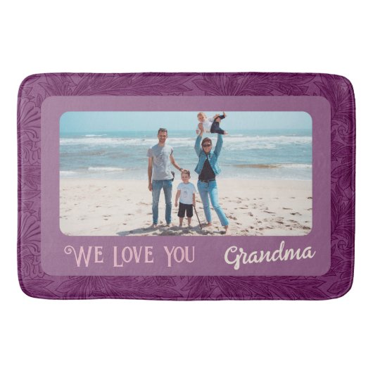 シックパーソナライズされたフォト文字おばあちゃんギフトレッド バスマット (正面)