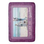 シックパーソナライズされたフォト文字おばあちゃんギフトレッド バスマット (正面縦)