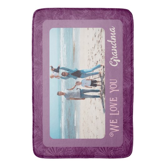 シックパーソナライズされたフォト文字おばあちゃんギフトレッド バスマット (正面縦)