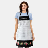 シックパーソナライズされた水玉模様とバラ縁ど エプロン (着用した状態)