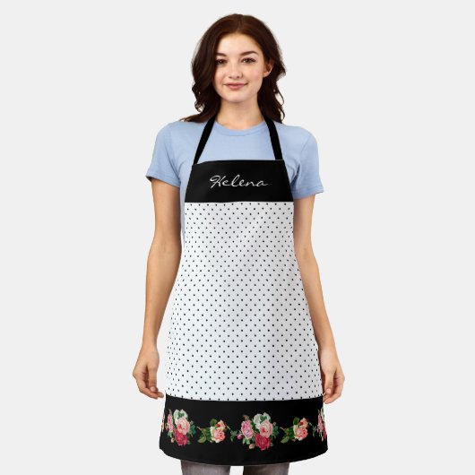 シックパーソナライズされた水玉模様とバラ縁ど エプロン (着用した状態)