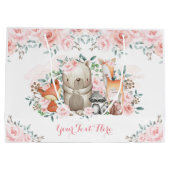 シックピンクローズウッドランドアニマルズベビーガール誕生日 ラージペーパーバッグ (裏面)