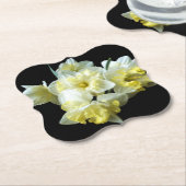 シックブラックに水仙の白い黄色のブーケ ペーパーコースター (アングル)