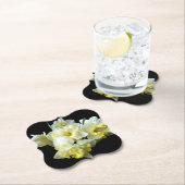 シックブラックに水仙の白い黄色のブーケ ペーパーコースター (インサイチュ)