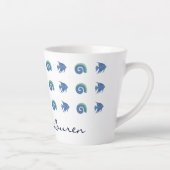 シックブルーアンドホワイトフィッシュシェルズビーチハウス カフェラテマグ (右)