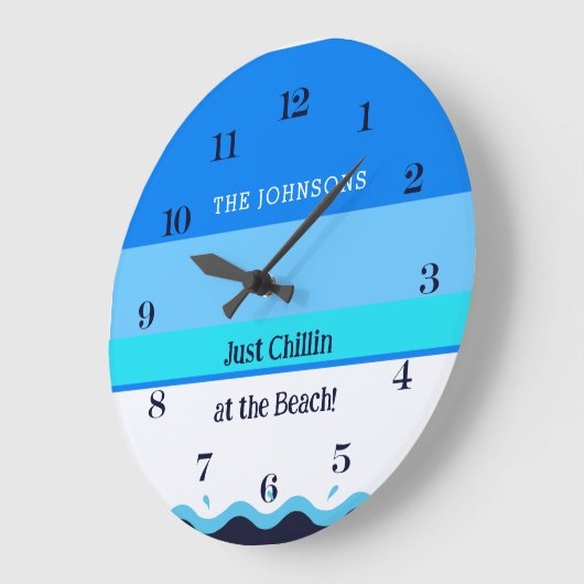 シックブルーストライプシーズウェーブファミリーネームビーチハウス ラージ壁時計 (傾斜)