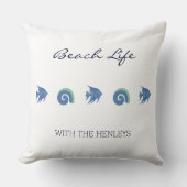 シックブルーホワイトシェルアンドフィッシュファミリービーチハウス クッション (正面)