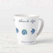 シックブルーホワイトフィッシュアンドシェルファミリービーチハウス カフェラテマグ (右アングル)