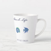 シックブルーホワイトフィッシュアンドシェルファミリービーチハウス カフェラテマグ (右)