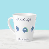 シックブルーホワイトフィッシュアンドシェルファミリービーチハウス カフェラテマグ