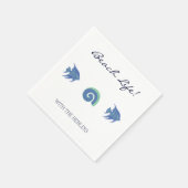 シックホワイトブルーフィッシュアンドシェルファミリービーチハウス スタンダードカクテルナプキン (角)