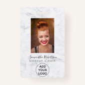 シックホワイトマーブルロゴ従業員のフォトパス バッジ (正面)