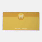 シックマスタードイエロージオメトリックモダンモノグラム デスクマット (正面)