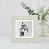 シックミニマルな暖かいグレー/ベージュのクリスマスフォトカード シーズンカード (スタンド正面)