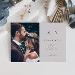 シックミニマルな |グレーと黒の写真結婚の サンキューカード<br><div class="desc">これらエレガントの光のグモダンレイのサンキューカードはミニマ文字デザインリストのスタイルを醸し出すブラックを備え、あなたの個人的な写真を2つ。イニシャルやモノグラムを追加して完全に自分のものにする。</div>