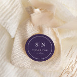 シックミニマルな |パープル結婚のイニシャル ラウンドシール<br><div class="desc">これらエレガントのステッモダンク結婚が好きは、ミニマルなスタイルを醸し出すカラフル紫と白を特徴としている。イニシャルやモノグラムを追加して完全に自分のものにする。</div>