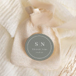 シックミニマルな | Sage Greenの結婚イニシャル ラウンドシール<br><div class="desc">これらエレガントのステッモダンク結婚は感謝してい、ミニマルスタイルを醸し出す緑と白のセージを特徴としています。イニシャルやモノグラムを追加して完全に自分のものにする。</div>