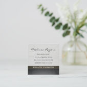 シックモダンなテクスチャーを備えたホワイトレザー スクエア名刺 (スタンド正面)