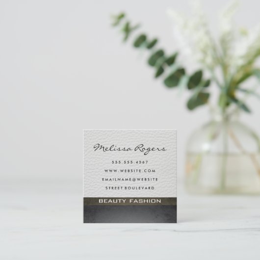 シックモダンなテクスチャーを備えたホワイトレザー スクエア名刺 (スタンド正面)