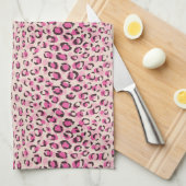 シックモダンなピンクのチータープリントパターンのモノグラム キッチンタオル (四つ折り)