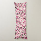 シックモダンなピンクのチータープリントパターンのモノグラム ボディピロー (裏面 (縦))