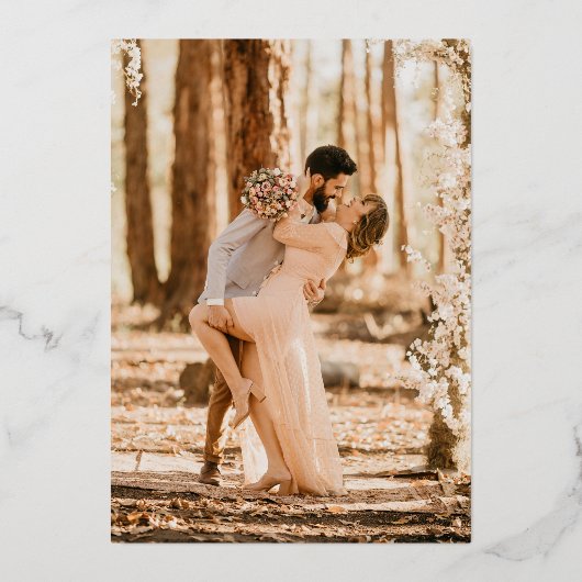 シックモダンなフォトブラシは白の名結婚前 箔招待状 (裏面)