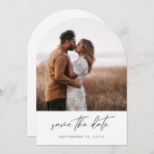 シックモダンな写真の垂直方向の日付を保存する白い円弧 招待状 (正面/裏面)