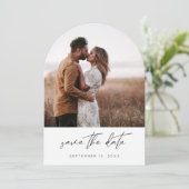 シックモダンな写真の垂直方向の日付を保存する白い円弧 招待状 (スタンド正面)