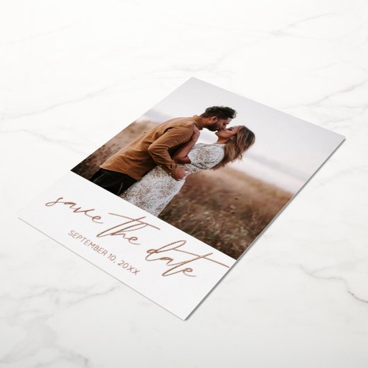 シックモダンな写真の垂直方向の日付を保存する白 箔招待状 (回転した状態)