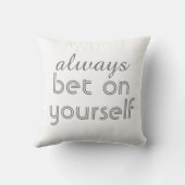 シックモダンな枕引用文は常に自分自身に賭ける クッション (裏面)