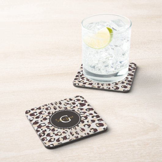 シックモダンな茶色のチータープリントパターンのモノグラム コースター (右側)