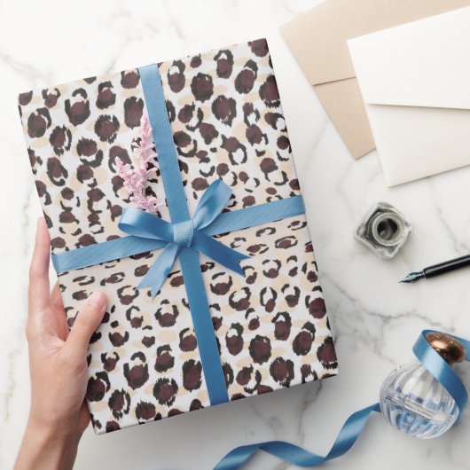 シックモダンな茶色のチータープリントパターンのモノグラム ラッピングペーパー (ギフト)
