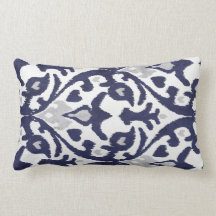 シックモダンな装飾ブルーとホワイトイカット枕