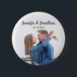 シックモダンカップルフォト結婚ズゲスト 缶バッジ<br><div class="desc">カップルの名前は書、この美しい婚約の写真のボタンの上にシックなグレーのタイポグラフィで結婚お客様のために。リハーサルのディナーやウェディングモダンレセプションのためのこのミニマルな好意に自分のフルブリードカップルの写真を追加する。</div>