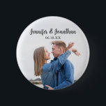 シックモダンカップルフォト結婚ズゲスト 缶バッジ<br><div class="desc">カップルの名前は書、この美しい婚約の写真のボタンの上にシックなグレーのタイポグラフィで結婚お客様のために。リハーサルのディナーやウェディングモダンレセプションのためのこのミニマルな好意に自分のフルブリードカップルの写真を追加する。</div>