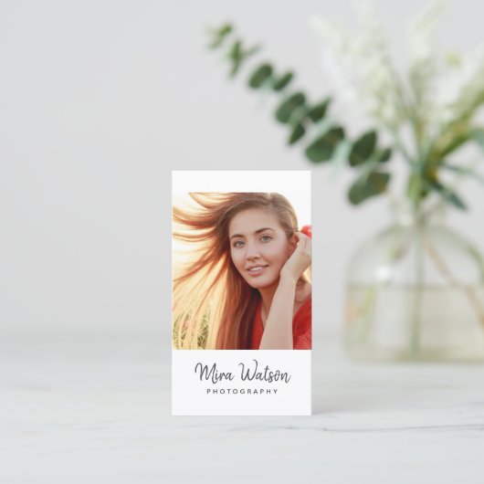 シックモダンスクリプトタイポグラフィシンプル写真家 名刺 (スタンド正面)