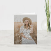 シックモダンスクリプト卒業写真サンキューカード 招待状 (正面)