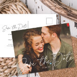 シックモダンス結婚クリプトの写真の日付の保存 案内ポストカード<br><div class="desc">このシックで保存モダン日付の写真はがきPOSTAGUEは、優雅な書道スクリプト「日付を保存」と白い白の日付の横書きフルブリード写真の上に結婚を特徴としている。カードの裏には全ての詳細。このセーブ日付はがきは経済的だがシック！</div>