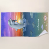 シックモダンドルフィン、ウミガメ&海上のスクリプト ビーチタオル (正面)