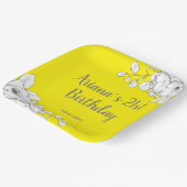 シックモダンブライトイエローホワイトフローラ誕生日 ペーパープレート (傾斜あり)