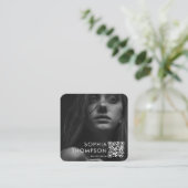 シックモダンミニマルQRコードプロフェッショナル写真 スクエア名刺 (スタンド正面)