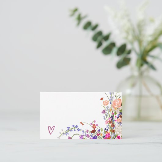 シックモダンワイルドフラワースクリプトブライダルシャワー プレイスカード (スタンド正面)