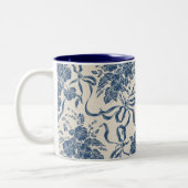 シックモダンヴィンテージアイボリーネイビーブルーフローラルパターン ツートーンマグカップ (左)